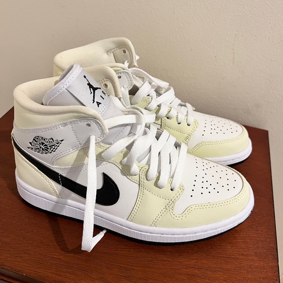 Jordan 1 Mid Coconut Milk - Picture 2 of 4
